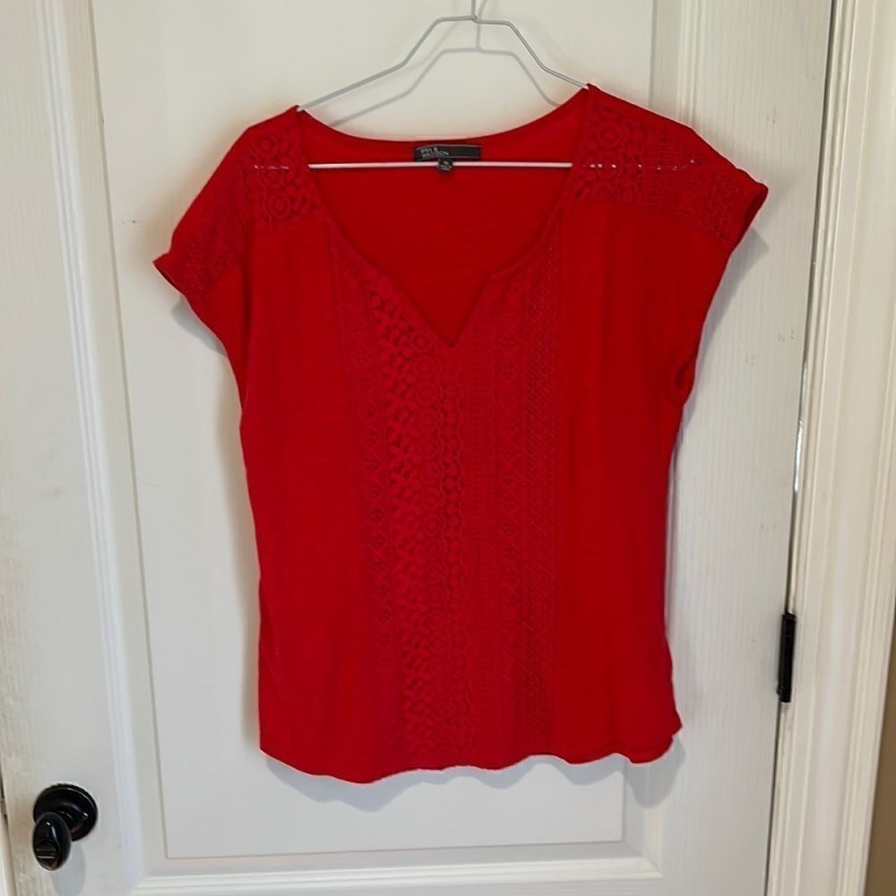 89th & Madison red lace front top with scoop bottom